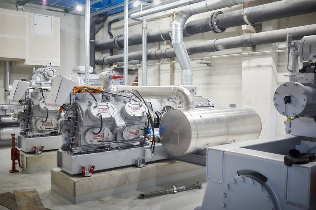 Wärmeverbund Lehenmatt Birs erreicht mit Einbau der Wärmepumpen wichtigen Meilenstein